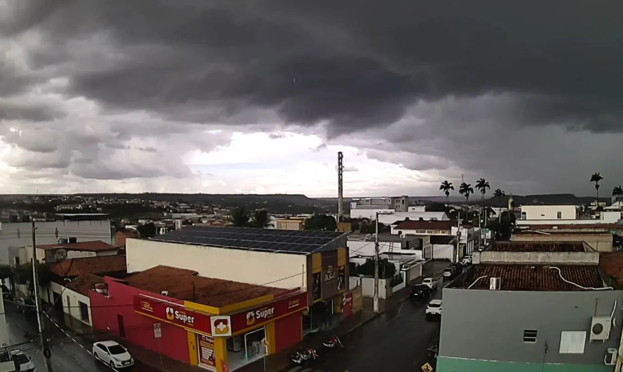 A imagem mostra o avan&ccedil;o de chuva em uma cidade do Nordeste